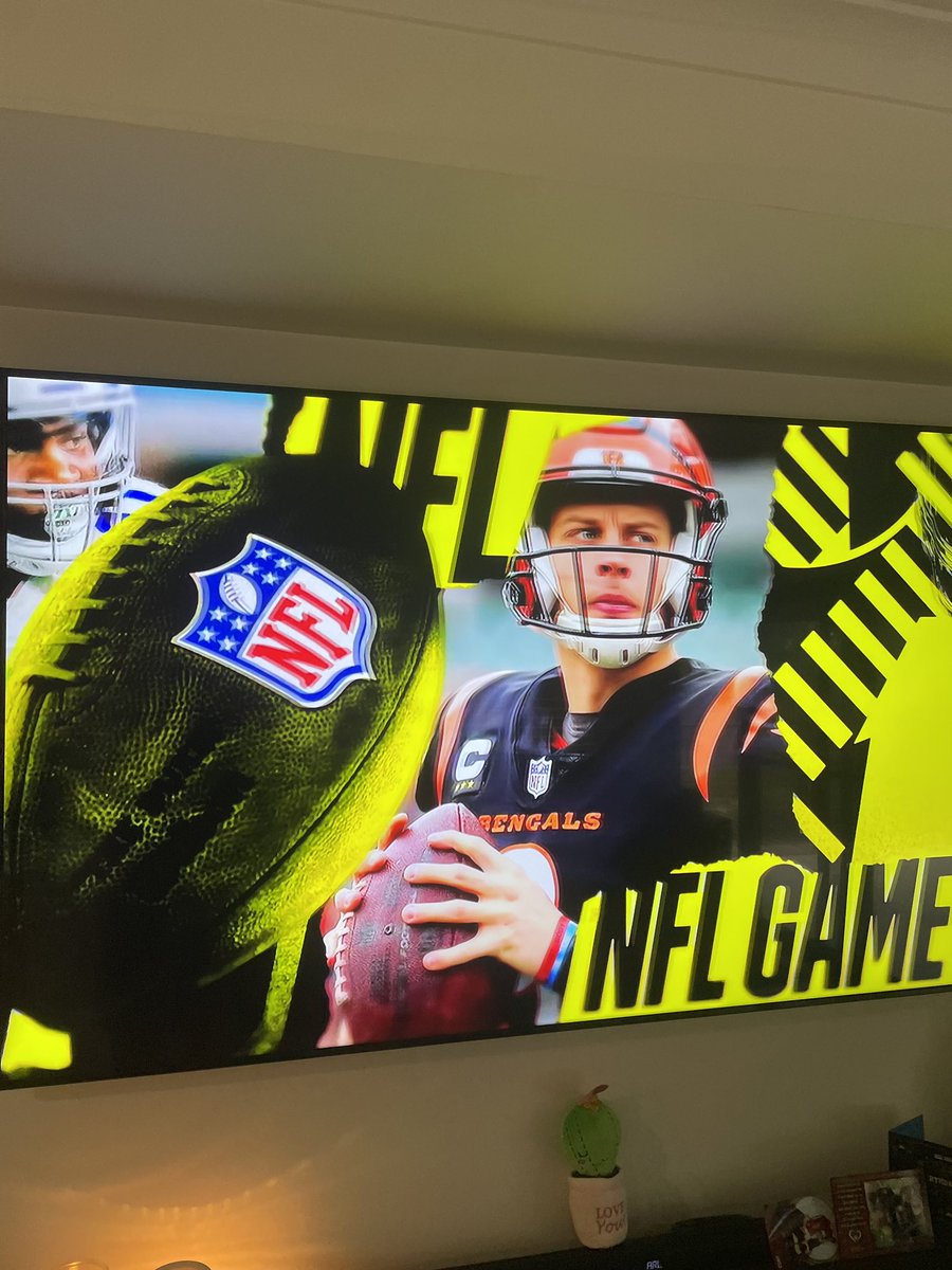 33ScottCampbell's tweet photo. Hey @NFL  another issue among the many with @dazngroup  is this stupid screensaver they have  during every ad break, when they return from the ad they return late and miss plays!UNACCEPTABLE! We want the ads like gamepass had! #nfl #dazn #NFLGamePass #unacceptable https://t.co/u213czFhCE