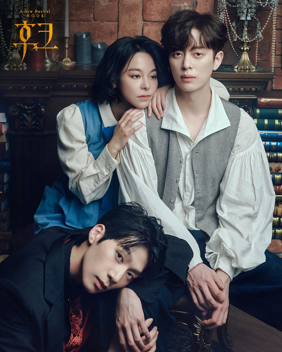 kontentz's tweet photo. [#후크] 페어컷 공개

"놀이를 시작해 
세상에서 가장 신나는 놀이"
후크 l #박상혁
피터 l #동현
웬디 l #김주연

_
뮤지컬 <후크>
2023.09.05 – 11.26
대학로 아트원씨어터 2관
-
#후크 #프로필사진 #페어컷 https://t.co/FibL3yC1ll