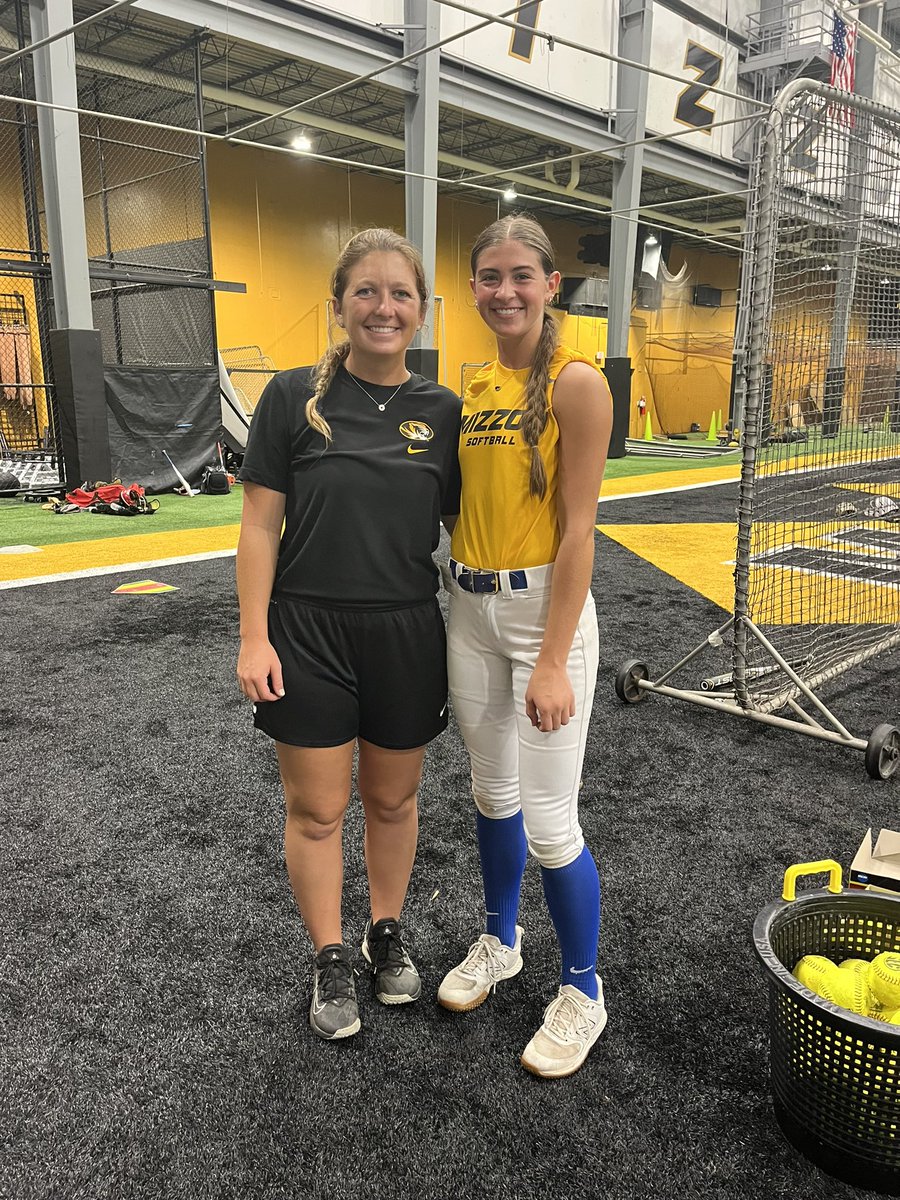 AudriYoungblood's tweet image. Thank you @MizzouSoftball for hosting an amazing camp today! I loved getting to know you guys and learning new techniques for the game. GO TIGERS!🐯 @CoachLarissaA @livforshey @SelectFP06 @ejonesrockchalk