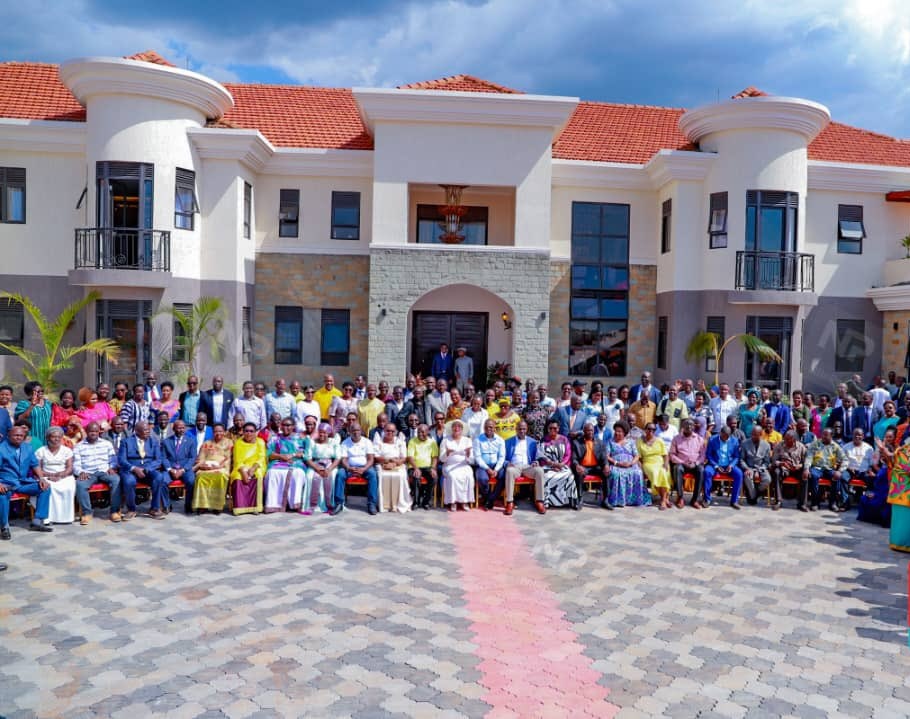 TheCircleChnl's tweet image. Speaker of Parliament Rt.Hon. @AnitahAmong is hosted over 200 Members of Parliament at her home in Bukedea.
#TheCircleChannel