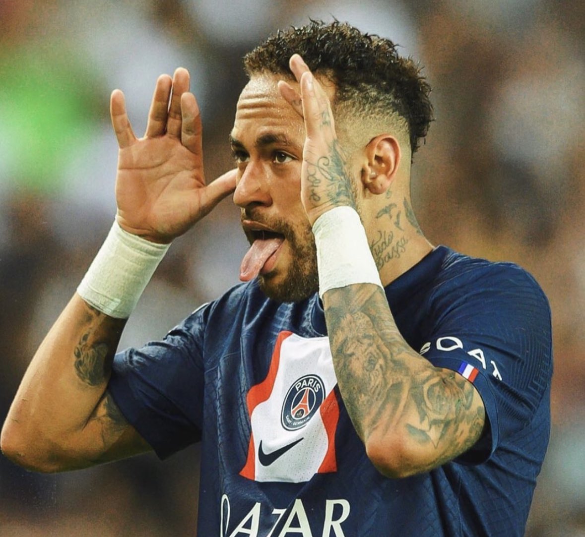 FabrizioRomano's tweet photo. Al Hilal are preparing formal documents to be checked on Monday in order to get Neymar Jr deal done 🚨🔵🇧🇷 #Neymar

Player already approved the move, two year contract — lawyers will be on it.

Al Hilal already booked medical tests; waiting for Ney’s camp final green light. https://t.co/EH9VZgeodX