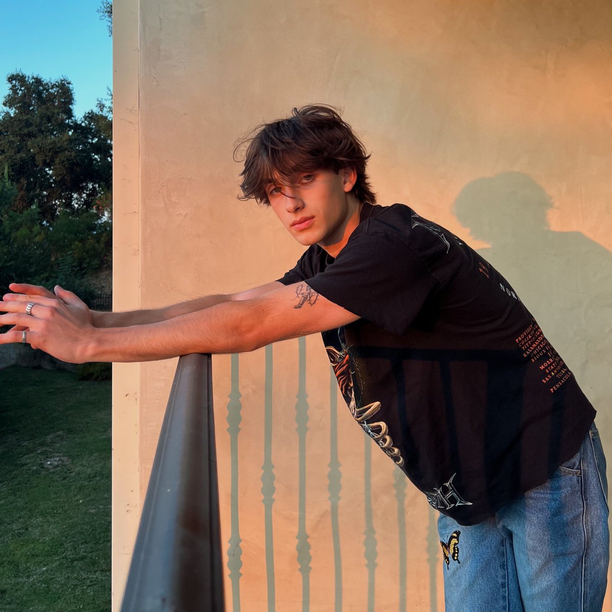johnnyorlando's tweet photo. From strangers to lovers to enemies https://t.co/9CUlmkfqdg