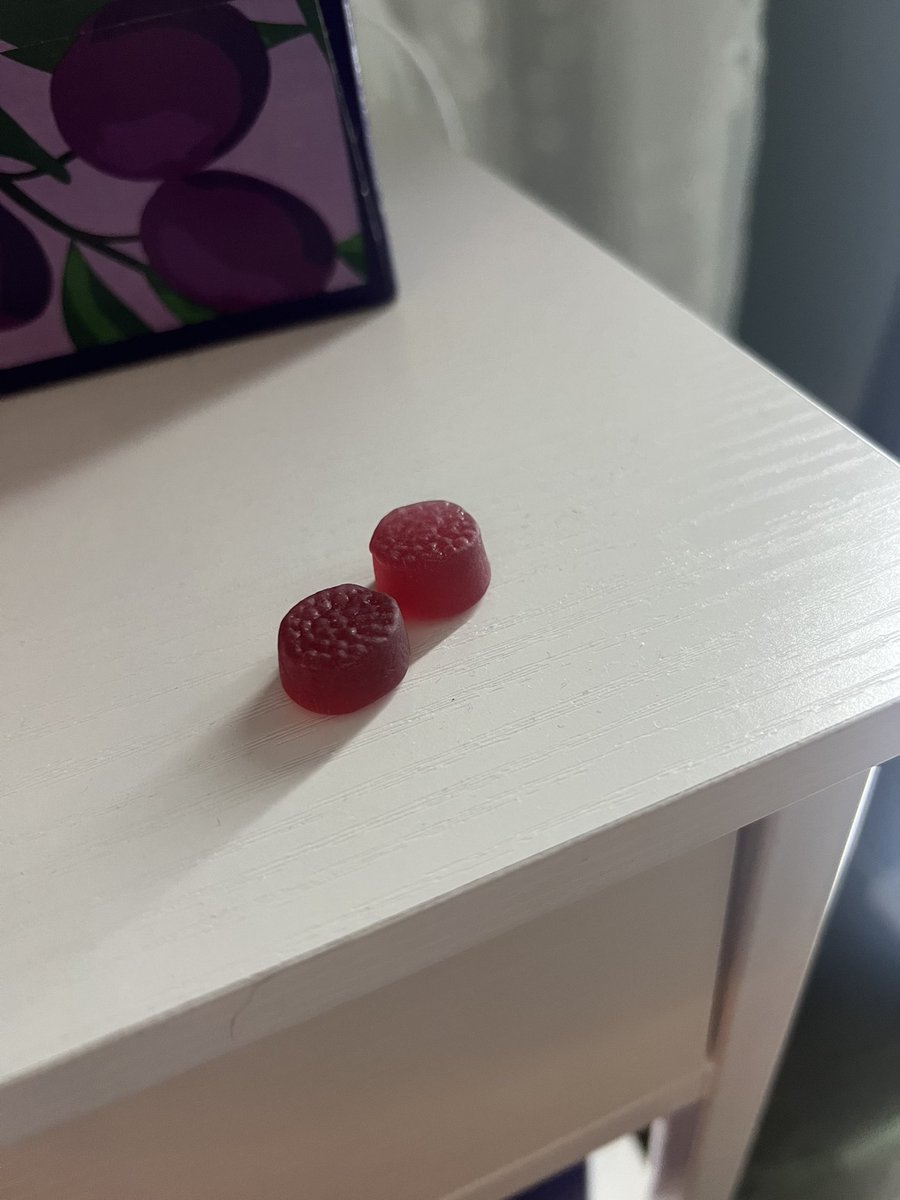 cgironnn's tweet photo. esa estupidez de empezar a buscar un buen libro a las 9:00pm para después no poder dejar de leer hasta las 3:00am es muy común en mi, pero esta noche no caeré, mis gomitas mágicas ayudarán :v https://t.co/CZrlsEFixQ