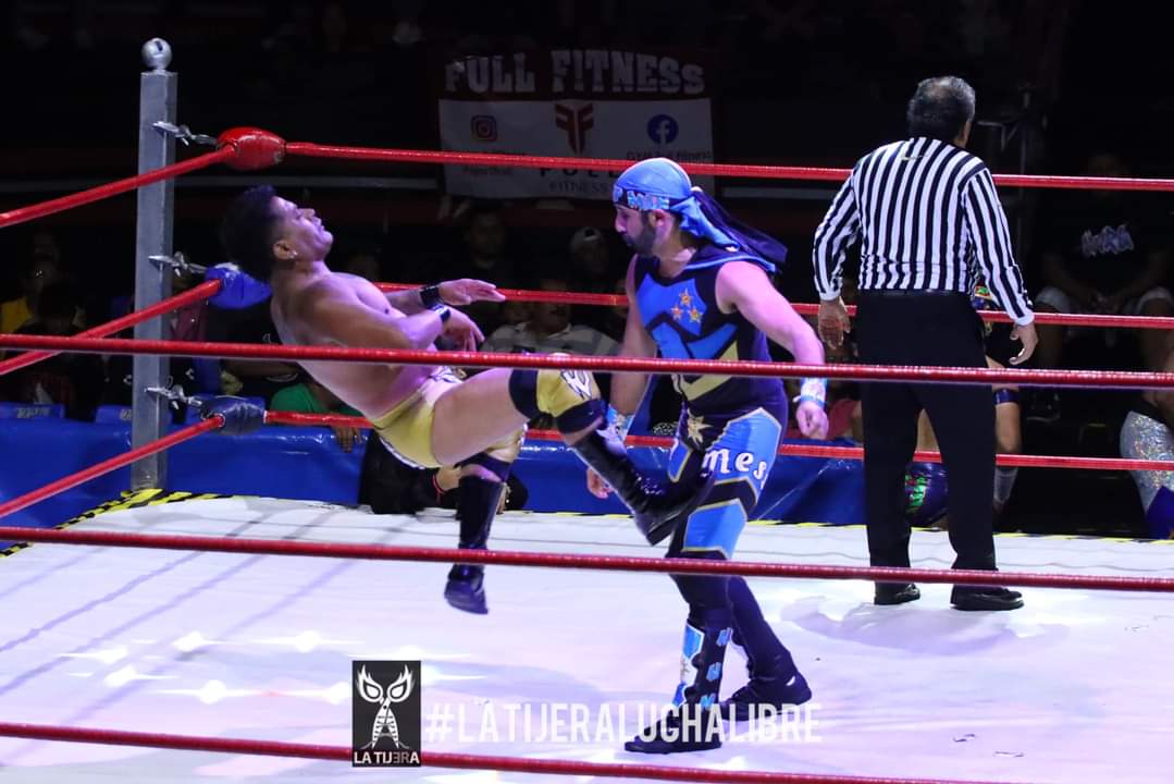 LaTijeraLucha's tweet photo. El #GrupoInternacional suma una victoria más ante un cuadro azteca en #IWRG,el regreso de #HipHopMan es con más mañas y covid luchístico,dando un faul al experimentado #DrCerebro y dando el triunfo al chileno #Shocko y el francés #HeddiKaraoui dejando molestos #UltimoLegendario https://t.co/zl1C1iUMk6