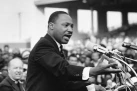 ErasmoProvenza's tweet photo. Guaidó está a este nivel para el Alcalde de Miami Beach. Los dos tienen un día para conmemorar algo. A MLK Jr. se le reconoce su enorme legado. ¿Qué carajos se le reconoce a Guaidó? #MakeAmericaGreatAgain https://t.co/OaeeFnUYen