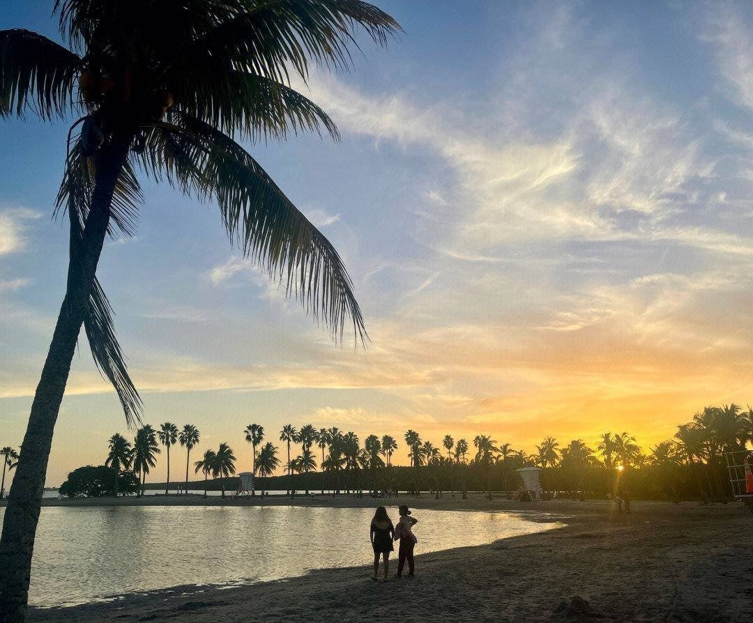 FayMaxstop's tweet photo. The afterglow of the setting sun shines through the clouds, like thousands of golden lights, as if the whole world became golden and resplendent at that moment https://t.co/MKbOv7PvOp