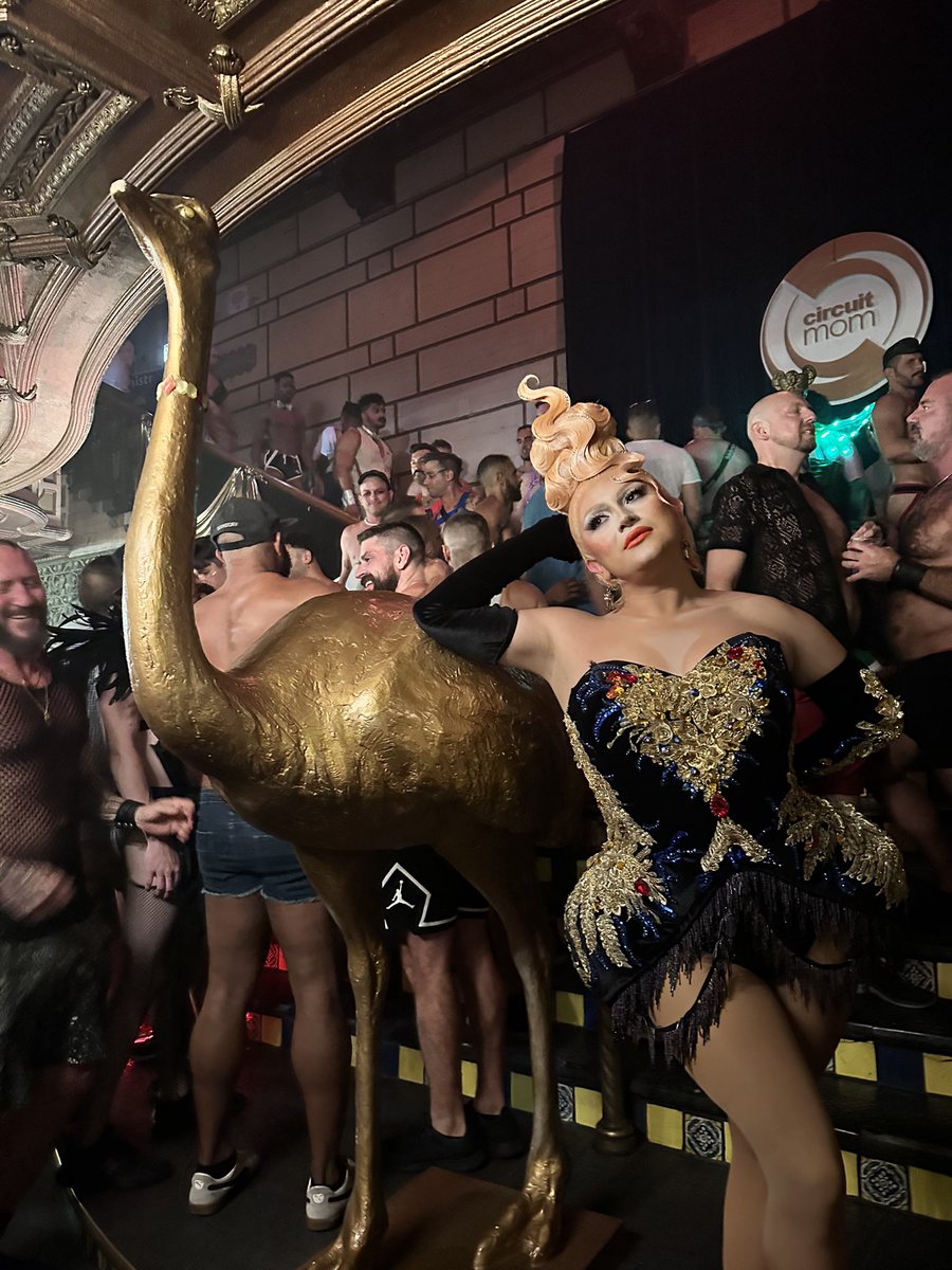 Welcume to the Moulin Rouge!