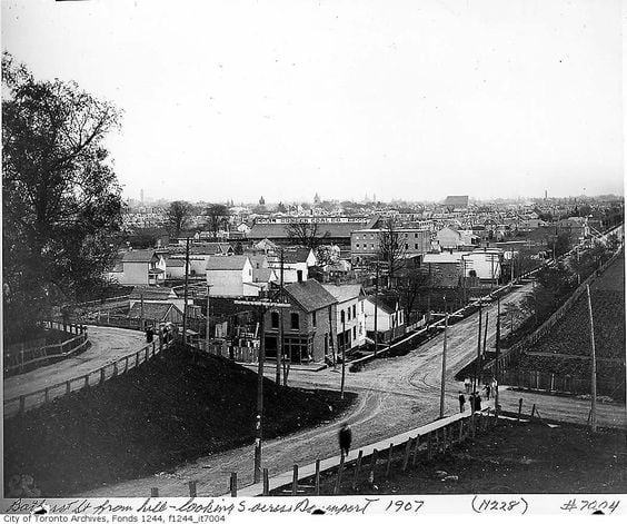 TorontoPast's tweet photo. Toronto Past and Present: Bathurst and Davenport. 1875, 1907 and 2023. . 

(Credit: Toronto Public Library, Toronto Archives, my brutal phone camera )

#torontopastandpresent
#torontopast 
#torontohistory
#tollkeeperscottage
#bathurst
#davenport https://t.co/ttXpQBxywN