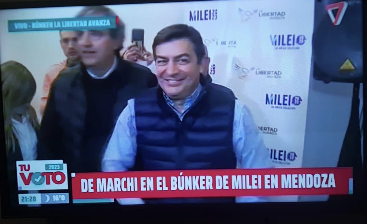 MartinKerchner's tweet photo. .@omardemarchi en el búnker del PD=Milei. Hace 6 meses atrás era el jefe de campaña de Larreta. La gente envió hoy un mensaje de hartazgo.  #NoTeDaVerguenza El camaleón mamá, cambia de colores según la…🎵🎵🎵 https://t.co/ME2cUA9D4O