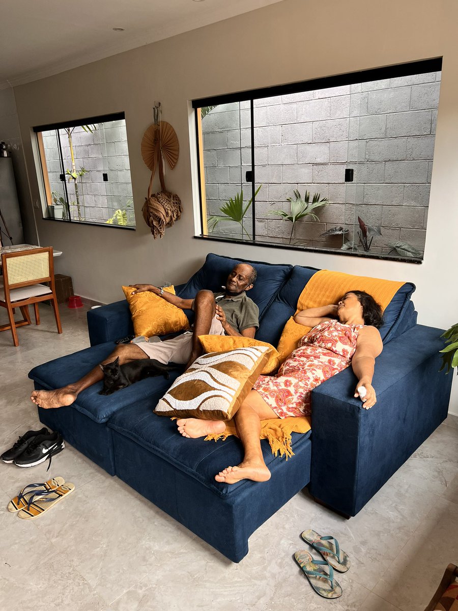 Um sofá maior pra eles dormirem 🗣️
