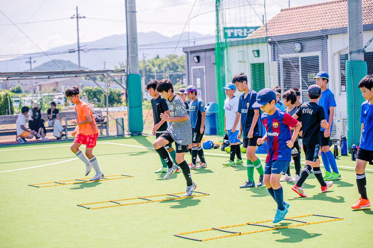 Kano_Fumiya's tweet photo. 夏休み、短期ドリブル塾を開催中⚽️

昨年と同じFEEL橿原と、ナラディーアでも初開催！

通常スクール等でいつも指導している子や昨年来てくれた子もいるが、たくさんの新しい出会いも😊

みんなが1つでも2つでも、知識や技術を持って帰って、各チームでのプレーで活かしてくれると嬉しい😌
@CrCraque https://t.co/FXY5HGDlXN