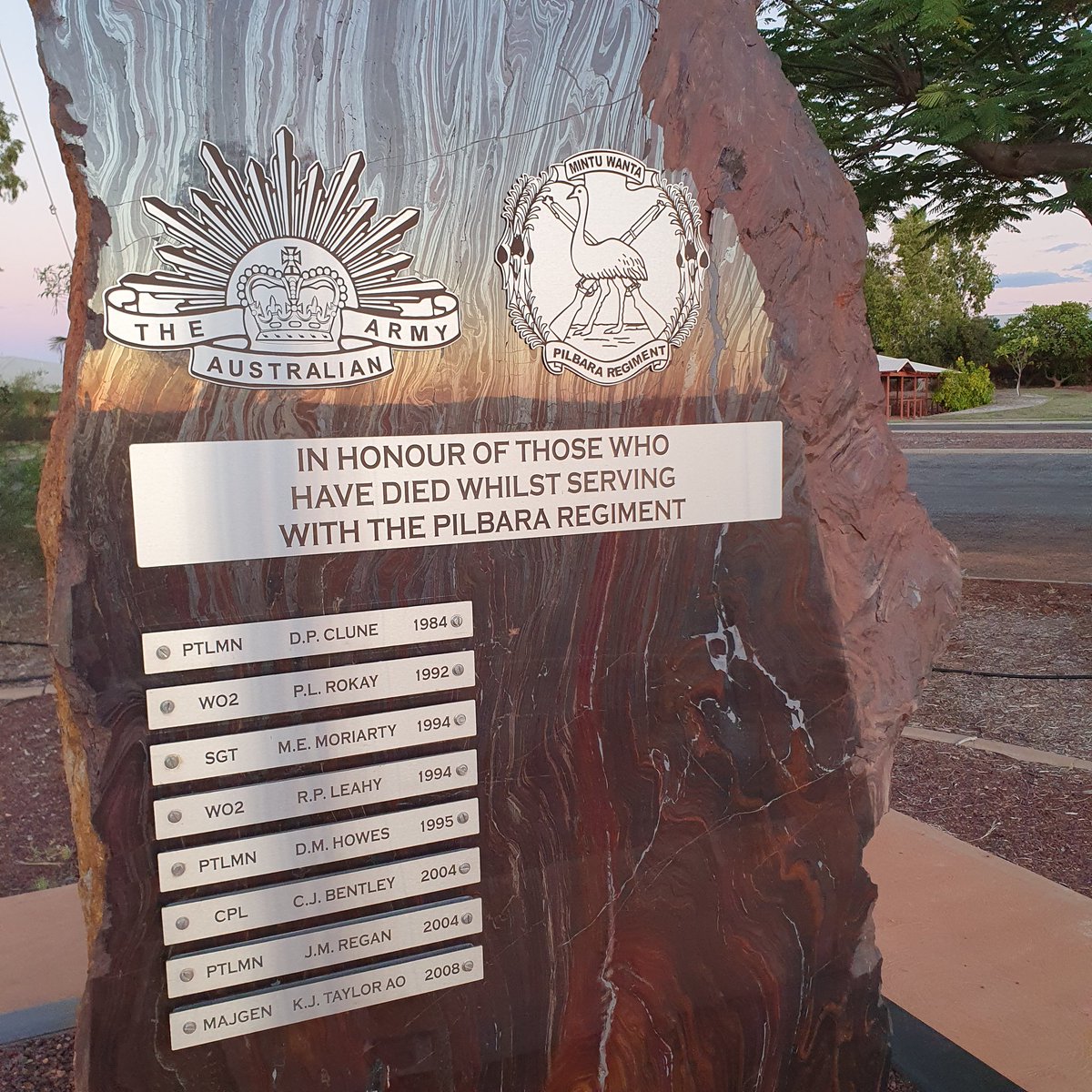 Behind the gates of the #Karratha #WesternAustralian🇦🇺 Headquarters of The @PilbaraRegiment, Taylor Barracks, stands the memorial rock to those who've died whilst a serving member of the Regiment.
One member, Patrolman James Regan, sadly perished during a cliff rescue in
1/