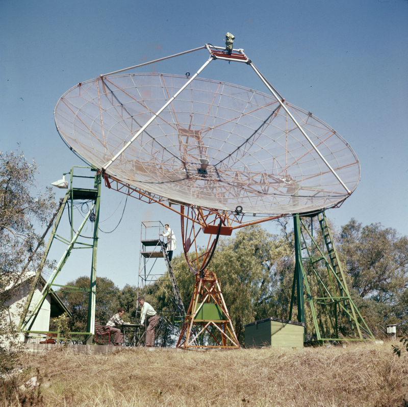 CSIRO_ATNF's tweet photo. #ATNFflashbackFriday This image, taken from an historic colour slide of the 36-ft transit paraboloid antenna at Potts Hill in Sydney in 1954. Read more about the site located on Dharug Country, &amp; the history of Australia's early radio astronomy here: https://t.co/nrI72eKSck https://t.co/4hZNA1t1xK