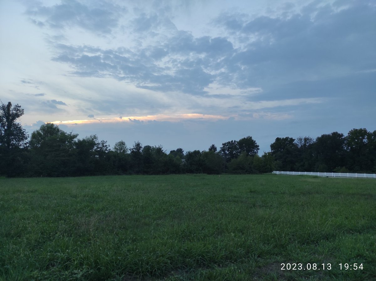 drdvdus's tweet photo. Love our beautiful peaceful Missouri neighborhood! #sunset #eveningclouds #drdvd #bolivarmo https://t.co/zybDDMxJD1