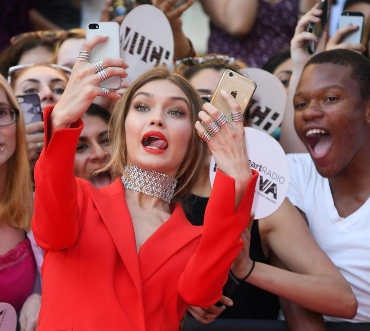 RPSpiderverse's tweet photo. 🕷 | #RPSpiderVerse ▸ Update ▸ Premiere!
Nefertary Aksoy (@NefertaryDyath) is out of this world! Our Margo Kess has arrived to the big red carpet of our world premiere. 💥🩷 https://t.co/IbUpYgvRHH