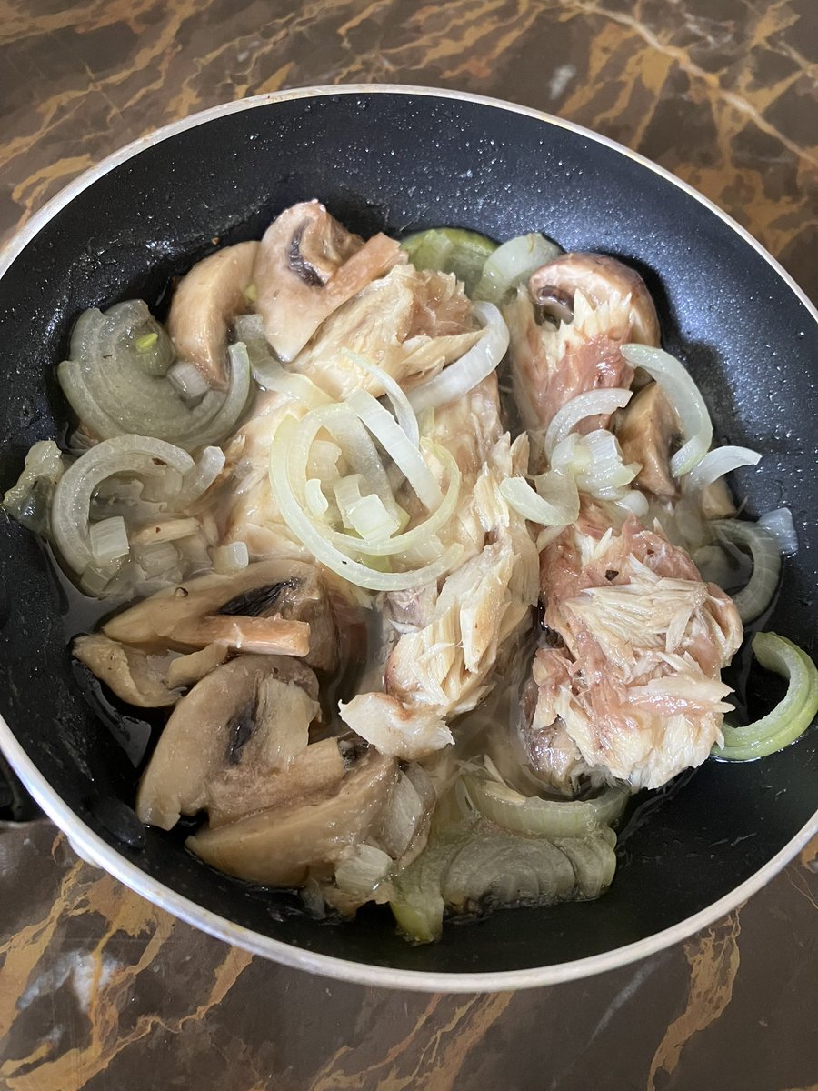 ghiden_jp's tweet photo. 今まで海外ではごっつい鯖缶しか無いと思ってた。初めて小さなやつを試してみた。玉ねぎとマッシュルーム入れて美味しく出来た。 https://t.co/YrbK8qLniJ
