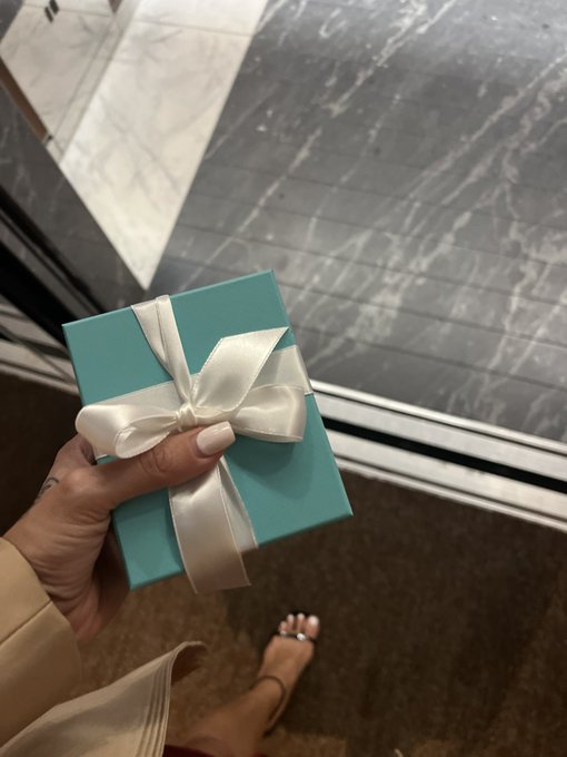 My client gifted me Tiffany &amp; co on our first date cause it&rsquo;s one of my birthdays 🥹 👏🏽 he&rsquo;s in the good