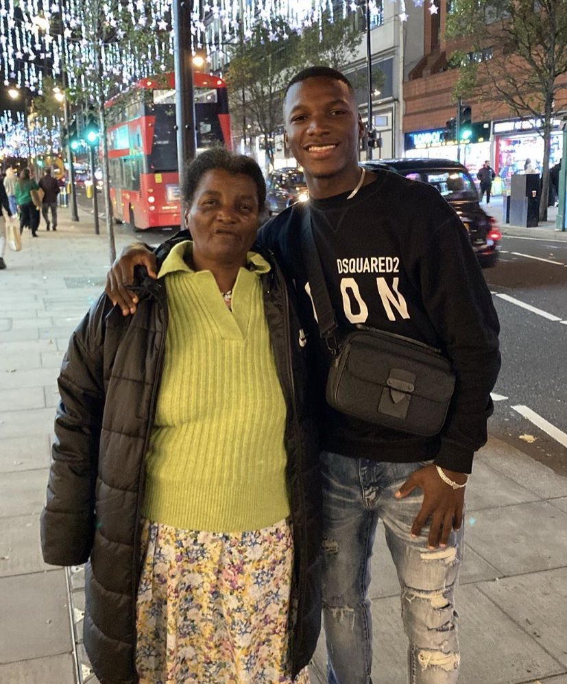 Juezcentral's tweet photo. La foto es de hace apenas 8 meses. Moisés Caicedo conociendo Londres y celebrando allí su cumpleaños número 21, con su madre. Con ella vendía velas y flores en las calles de Santo Domingo, Ecuador, cuando era chico.

Ahora vivirá allí, en la capital inglesa, para jugar con el Chelsea como el fichaje más caro en la historia de la Premier. Grande niño Moi y que venga lo mejor.