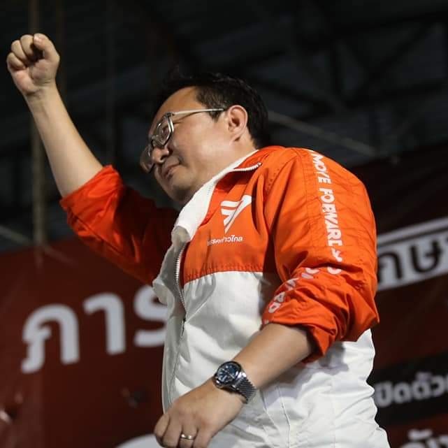 sirotek's tweet image. "ก้าวไกล" ย้ำพรรคเดียวที่ไม่เอาลุงคือก้าวไกล ยึดมั่นสัจจะวาจา "ชัยธวัช" ลั่นทำการเมืองตรงไปตรงมา คำไหนคำนั้น ไม่เอาการเมืองกลับกลอก เลือกตั้งเสร็จบอกโฆษณาหาเสียง แฉการเมืองตอนนี้เกรงใจทุกคนยกเว้นประชาชน ปลุกกาก้าวไกลเลือกตั้งซ่อมระยองเขต 3 ยืนยันเจ้านายมีหนึ่งเดียวคือประชาชน