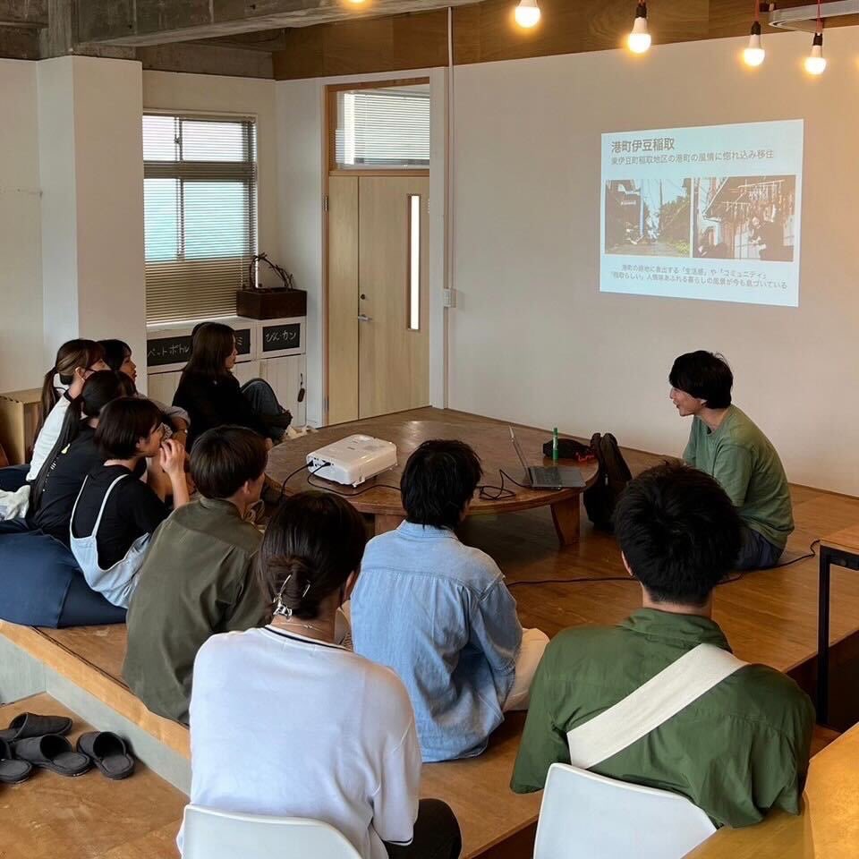 akiyapj's tweet photo. 【稲取設計室】
一年生の稲取初訪問の様子です👒

稲取は山と海に囲まれた、自然の豊かなまちです🌿地元の方たちも気さくで、美味しい食事処が沢山あります！

今回の訪問を経て、一年生もより稲取を好きになってくれたと思います😌 https://t.co/28szUP9Xj8