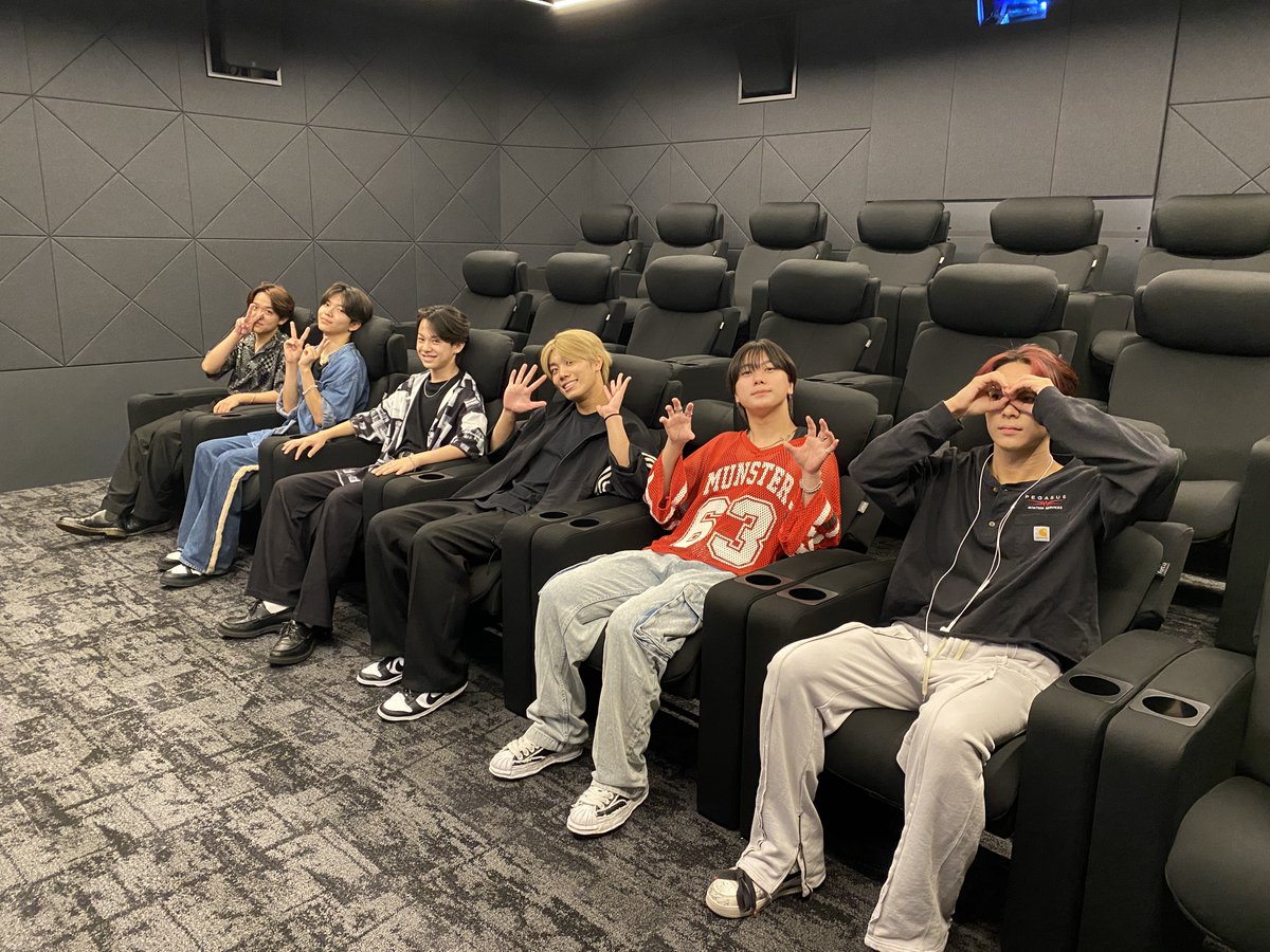 minnanouta_MG's tweet photo. #GENERATIONS の後輩グループ
#LILLEAGUE が『#ミンナのウタ』鑑賞‼

果たして先輩たちのホラー映画を
きちんと見ることができたのか？😉

感想は後日、作品TikTokアカウントに掲載💥
お楽しみに‼ https://t.co/kz3p8LF0Xi