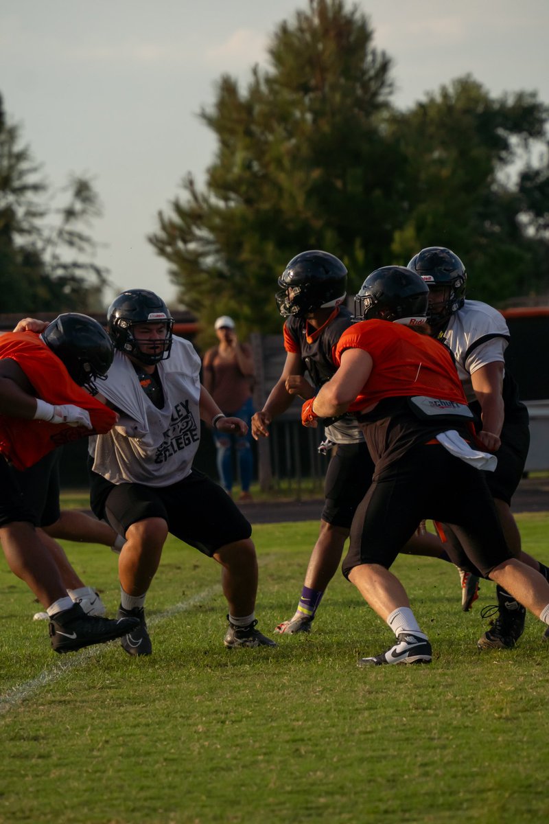ReedleyCFB's tweet photo. What a great start to the 2023 Season. We would like to thank all our Family, Friends &amp; Supporters who came out yesterday to support the Tigers! It was a packed house for the  annual Big Brother BBQ
📸 credit: @Chris_L017 https://t.co/bKH77q35mp
