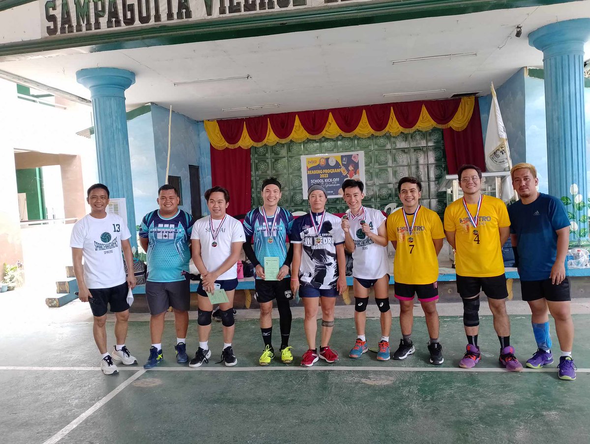 jstnnbnl's tweet photo. @stephaniemayee Joined One-day volleyball league at Sampaguita Village Elem. and awarded as Best Setter. 😁 https://t.co/7nFYG9pSU1