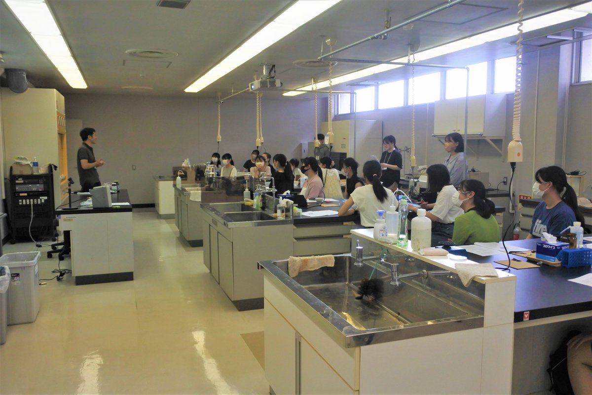 fpu_kaiyo's tweet image. 8/7に仁愛女子高校グローバル・サイエンスコース2年生を対象とした実習「藻類の科学～多様な色彩を考える～」を小浜キャンパスで開催しました。藻類のカラフルな色素を抽出し、各色素の吸収する光の波長から、なぜ藻類が色彩豊かなのかを考えて頂きました。お越し頂き有難うございました！