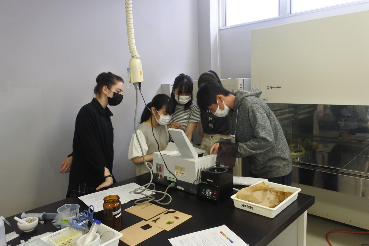 fpu_kaiyo's tweet image. 8/7に仁愛女子高校グローバル・サイエンスコース2年生を対象とした実習「藻類の科学～多様な色彩を考える～」を小浜キャンパスで開催しました。藻類のカラフルな色素を抽出し、各色素の吸収する光の波長から、なぜ藻類が色彩豊かなのかを考えて頂きました。お越し頂き有難うございました！