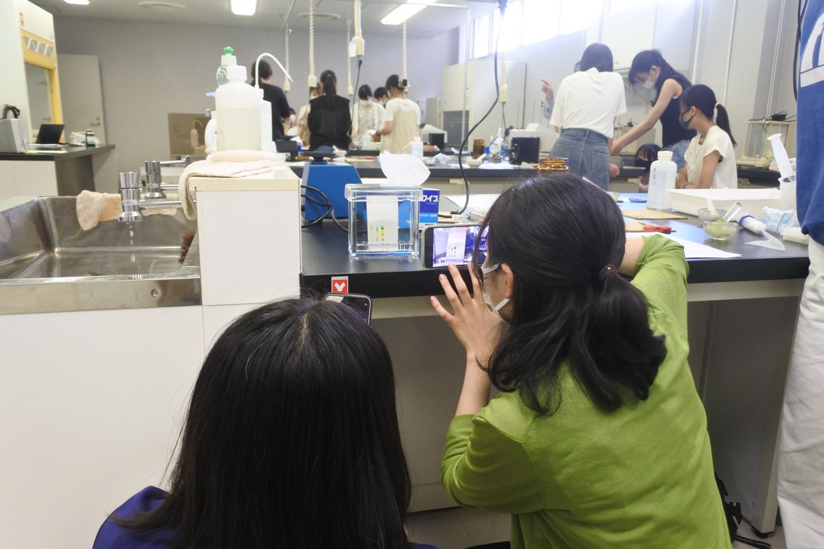 fpu_kaiyo's tweet image. 8/7に仁愛女子高校グローバル・サイエンスコース2年生を対象とした実習「藻類の科学～多様な色彩を考える～」を小浜キャンパスで開催しました。藻類のカラフルな色素を抽出し、各色素の吸収する光の波長から、なぜ藻類が色彩豊かなのかを考えて頂きました。お越し頂き有難うございました！