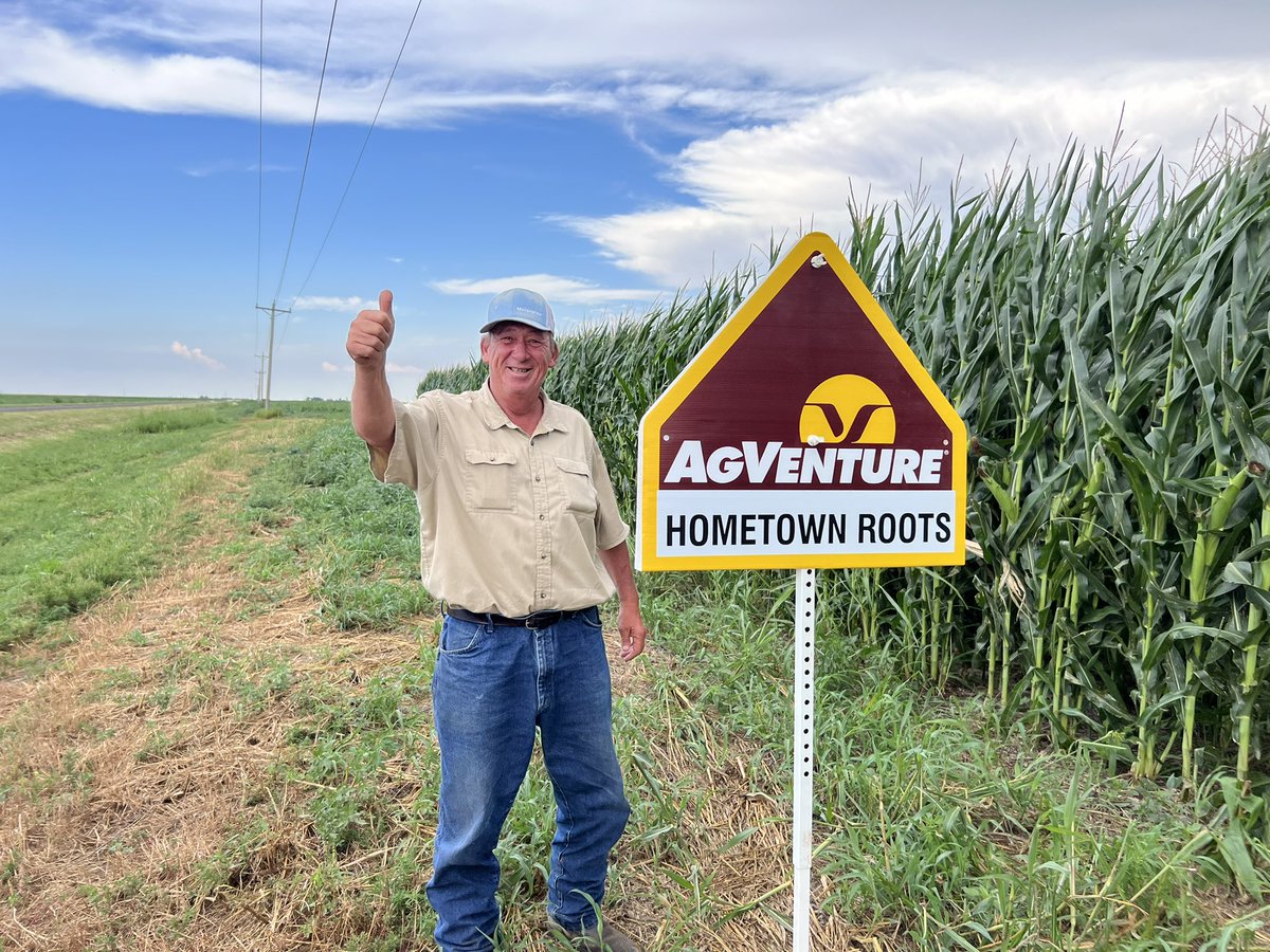 John, <a href="/AgYieldGuru/">Willem</a> ‘s dad, in front of their AV8614AM in Texas County,Ok. This is the fifth year 8614 will be leading among the NCGA yield contests in both Oklahoma and Kansas, and this is John’s first year as a US farmer to put in his own irrigated corn crop! 👊🫶🇺🇸 🌽 #USProud