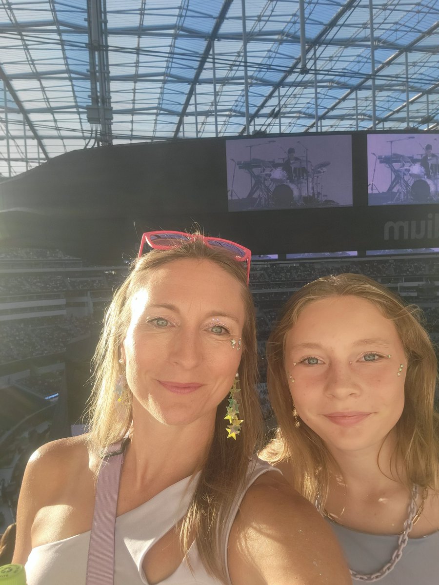 ColeeBean's tweet photo. @ErasTourResell Incredible girls weekend with my 11yo daughter... SoFi N4, Exile night... We'll never forget it!! https://t.co/gLI17Pbpm9