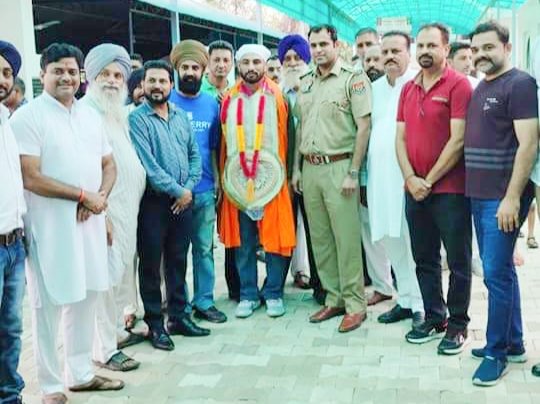 AAPkaMukaari's tweet photo. #GoldMedal
#World_Champion
ਮੇਰੇ ਪਿੰਡ ਮੁਕਾਰੀ ਦੇ ਪਹਿਲਵਾਨ ਵਿਸ਼ਾਲ ਰਾਣਾ ਦਾ ਅੱਜ ਕਨੇਡਾ ਤੋਂ ਵਿਸ਼ਵ ਪੁਲਿਸ ਖੇਡਾਂ ਵਿੱਚ ਗੋਲਡ ਮੈਡਲ ਜਿੱਤਣ ਉਪਰੰਤ ਆਪਣੇ ਪਿੰਡ ਮੁਕਾਰੀ ਪੁੱਜਣ ਤੇ ਸਨਮਾਨ ਕੀਤਾ!
@ArvindKejriwal
@BhagwantMann
@meet_hayer @HarchandSBarsat @SandeepPathak04 @harjotbains @dineshchadha3 https://t.co/333oSYwRTo