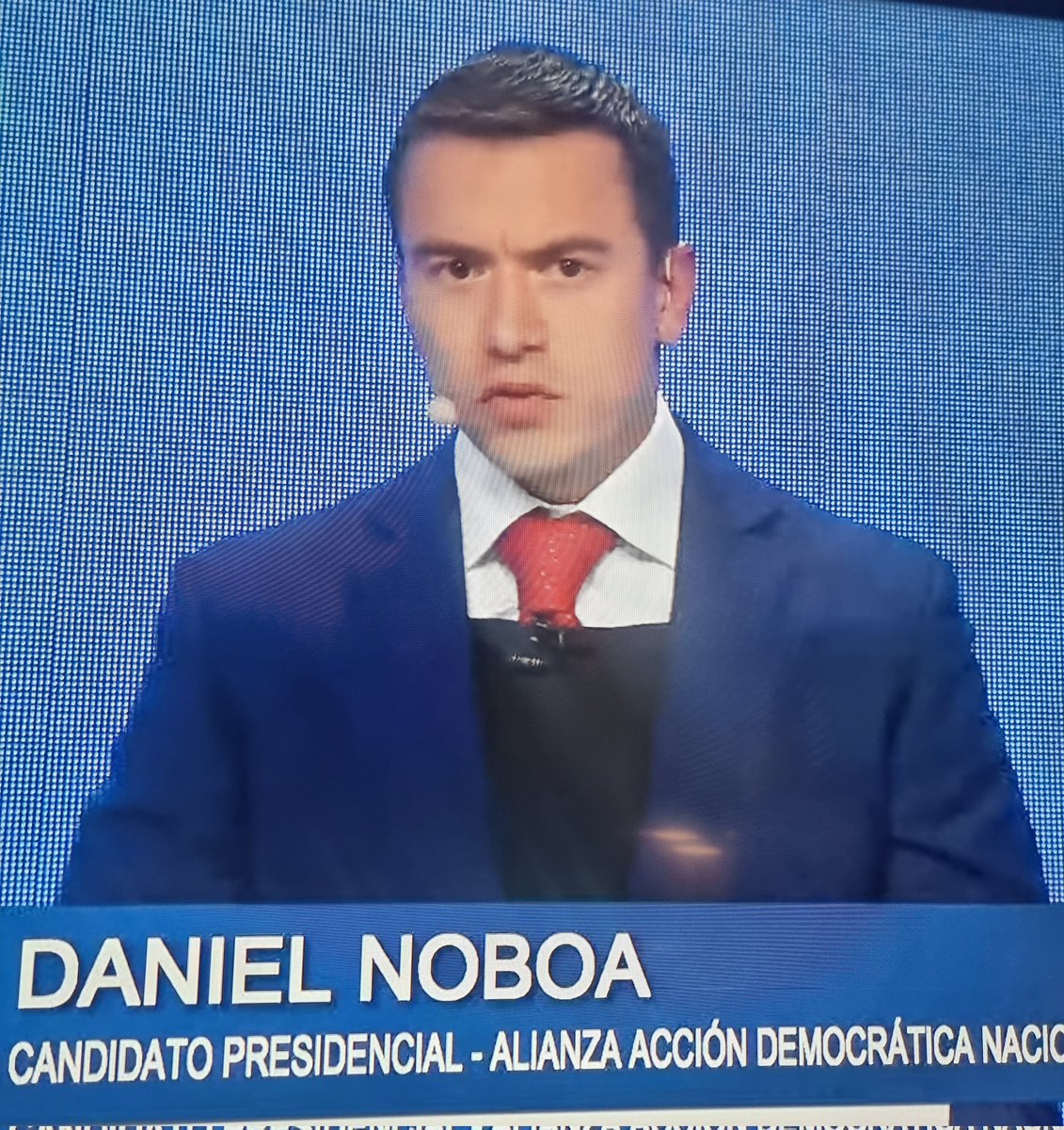 luisantonio_r's tweet photo. Candidato @DanielNoboaOk: Que el Gobernador se vuelva el garante de que las cosas funcionarán en su provincia. Si no sirven, que se vayan "de un patazo a su casa". https://t.co/Df2JyjDF6K