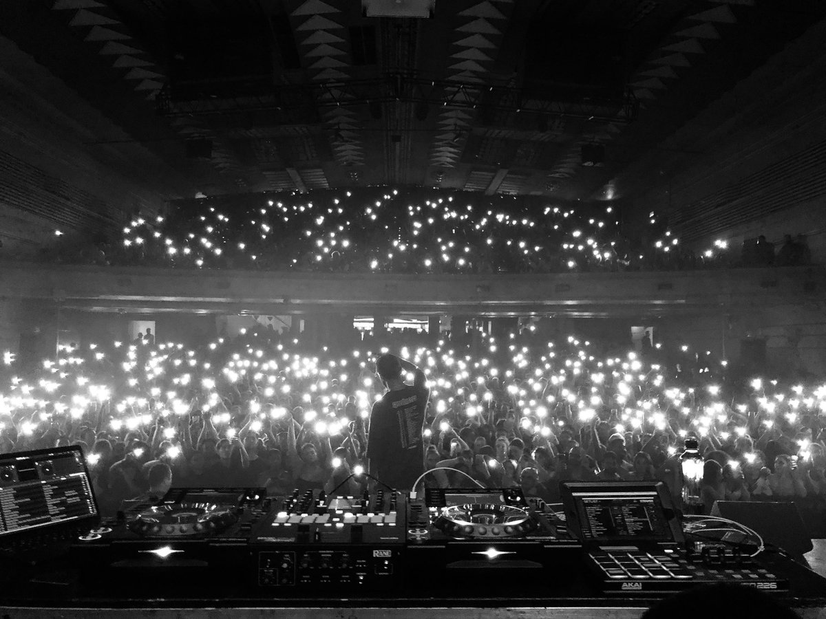 6LACK's tweet photo. AUS/NZ added — go get it 🙇🏾‍♂️💐

https://t.co/3dbBTm00Fn

#SIHALTOUR 🇦🇺🇳🇿 https://t.co/mS8Yx0dqWq