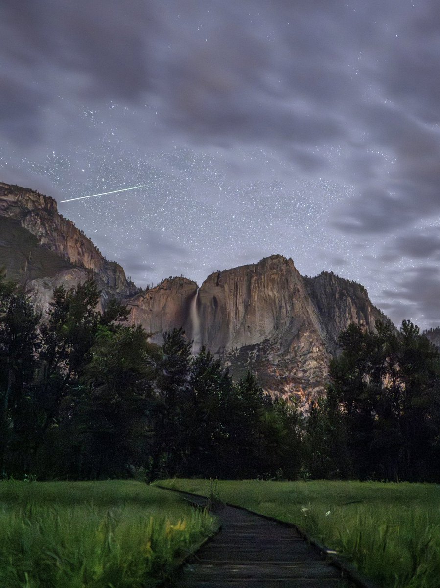 Negative_Tilt's tweet photo. #Perseids meteor this morning in Yosemite https://t.co/ShTeHgWxym