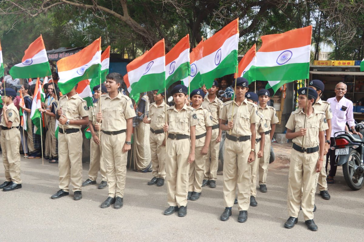 SP_Porbandar's tweet photo. દેશભક્તિના રંગે રંગાયું પોરબંદર.
#HarGharTirangaCampaign 
#MeriMatiMeraDesh
@CMOGuj 
@sanghaviharsh 
@GujaratPolice
@dgpgujarat
@IGP_JND_Range https://t.co/8cnF8z0hRP