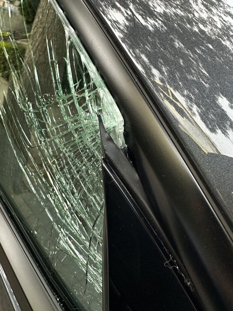 tanarakv's tweet photo. @Tesla the passenger side window didn’t wind down properly when I close my model 3 and make this happened.. How is this possible? Luckily my kid not inside the car.. @elonmusk https://t.co/OLQhtAiZHp