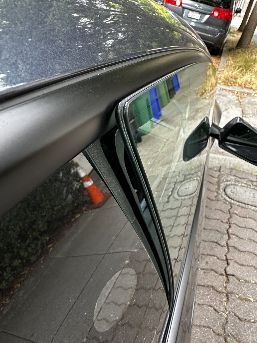 tanarakv's tweet photo. @Tesla the passenger side window didn’t wind down properly when I close my model 3 and make this happened.. How is this possible? Luckily my kid not inside the car.. @elonmusk https://t.co/OLQhtAiZHp