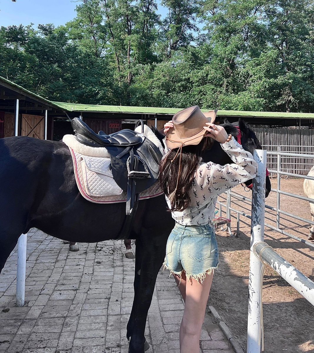 gresciia's tweet image. Working hard is important.But there is something that matters even more, believing in yourself.