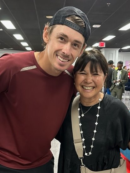 vanopentennis's tweet photo. What a week for @odlum_brown #VanOpen Tournament Chair Carlota Lee at the National Bank Open in Montreal and Toronto!
Carlota got to meet #NBO23 champion Jannik Sinner ๐ฎ๐น and runner-up Alex de Minaur ๐ฆ๐บ โ and even got to hoist Jannik's trophy! ๐
#NBO23 #OBN23 #VanOpentennis https://t.co/88QE22MB0g