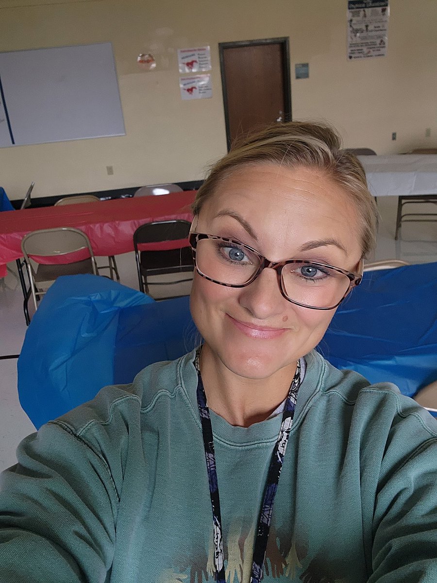 catron_amber's tweet photo. What do principals do the day before opening meeting? This.....they do this! #DifferenceMakers https://t.co/xGj8AIVj9l