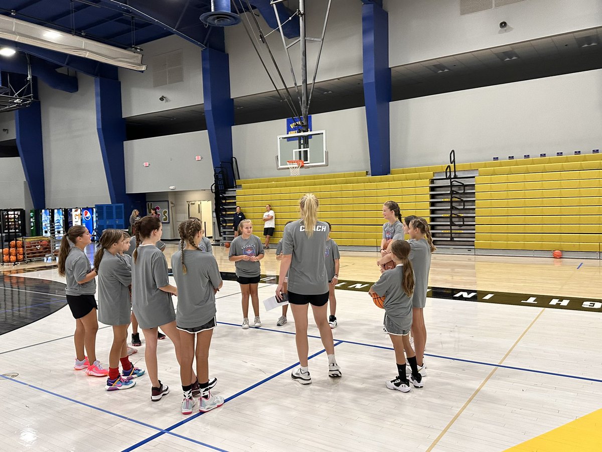 AlyssaN2023's tweet photo. Had a great time with some great people! @EliseHill2023 @GracyWernli @GentryBaldwin !! Thank you @INYS_Sports for giving us the opportunity to give back! https://t.co/qfTauBc81i
