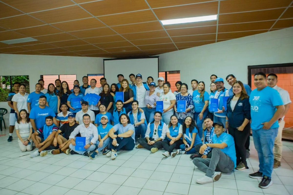 jnisantatecla's tweet photo. Nuestro secretario de juventud de Santa Tecla @odirsoriano_10 participó en un encuentro cyan, lleno de muchas sonrisas y propuestas que van orientadas a brindar oportunidades de crecimiento para los jóvenes de nuestro municipio.

#ModoCyan La Libertad 👊🏻 https://t.co/0668HntvxG
