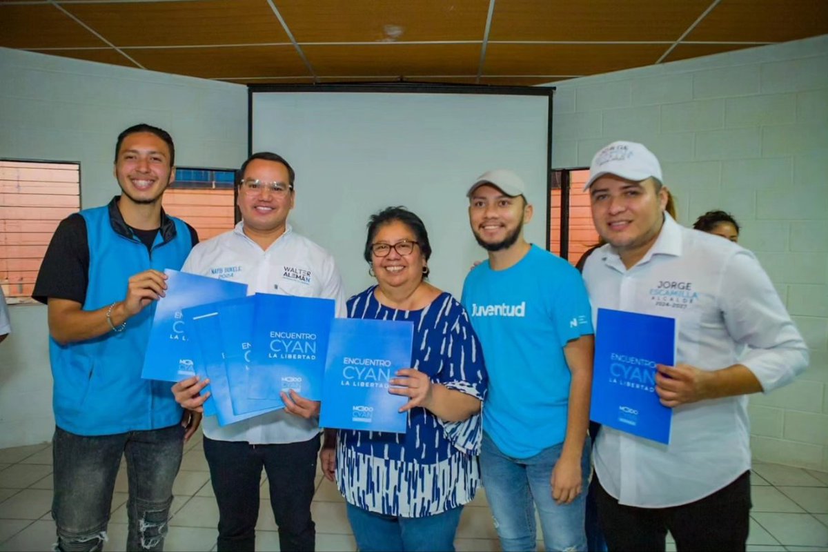 jnisantatecla's tweet photo. Nuestro secretario de juventud de Santa Tecla @odirsoriano_10 participó en un encuentro cyan, lleno de muchas sonrisas y propuestas que van orientadas a brindar oportunidades de crecimiento para los jóvenes de nuestro municipio.

#ModoCyan La Libertad 👊🏻 https://t.co/0668HntvxG