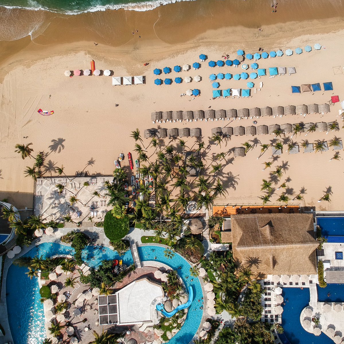 Estarás encantado con nuestra área de albercas, pensada para toda la familia. 🏊‍♀️ ☀️ 🏝️ 🏨 

Encuentra la mejor tarifa en nuestro sitio web ⬇️
bit.ly/3KLhHkq

#HotelesEmporio #ReviveTusSentidos #Acapulco