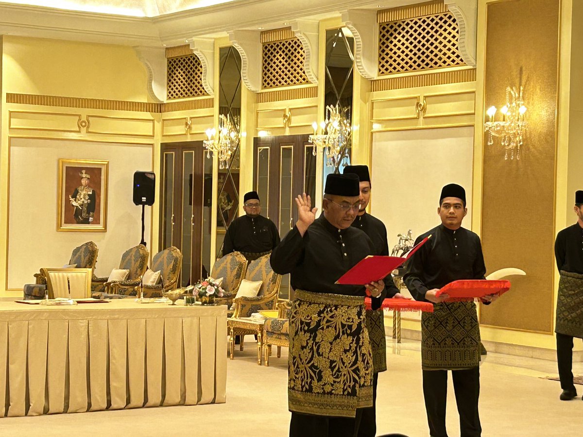 hillmie93's tweet photo. Adun Jeneri, Datuk Seri Muhammad Sanusi Md Nor angkat sumpah jawatan Menteri Besar Kedah ke-15 di hadapan Sultan Kedah, Sultan Sallehuddin Sultan Badlishah. #6NegeriMemilih @501Awani https://t.co/fSGXKuS8d3