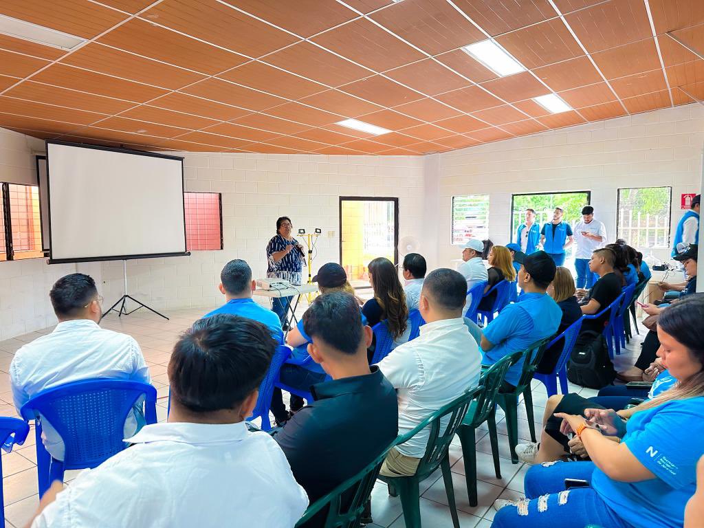 SandraYaniraSV's tweet photo. Agradezco la invitación y a la vez felicito al Secretario Departamental de Juventud, @DuvanCoreas, por su liderazgo. 

Reconozco y valoro el papel fundamental de la juventud en la transformación de nuestro país. 🇸🇻

#ModoCyan 💙 https://t.co/pD8TPW1Ryl