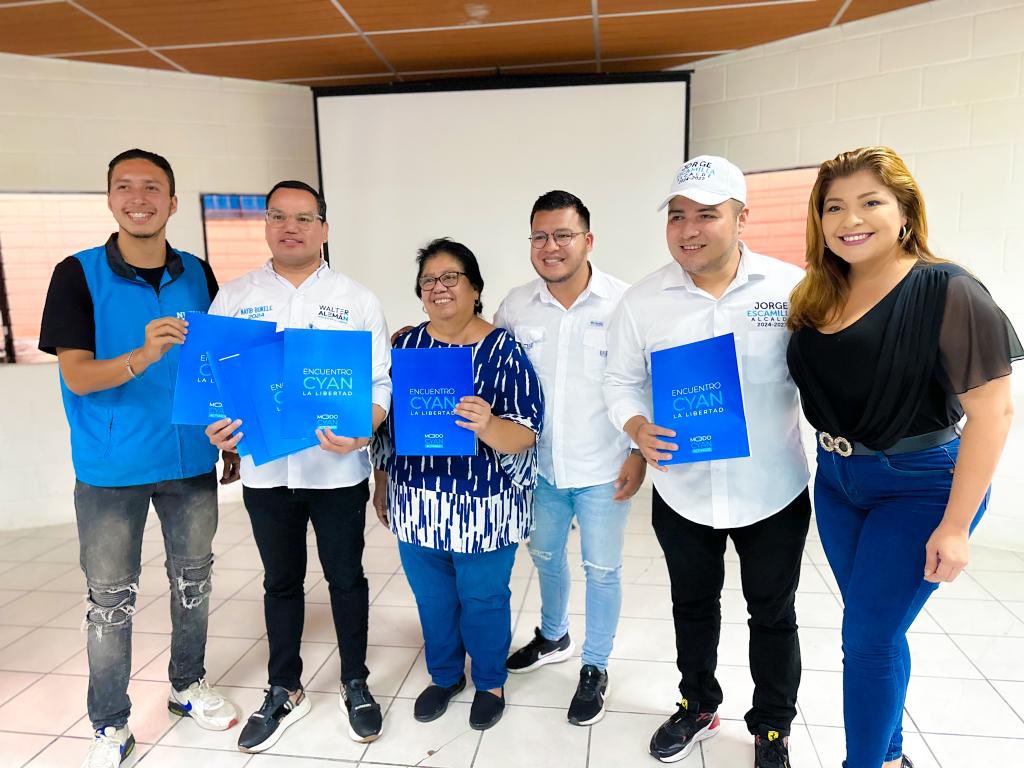 SandraYaniraSV's tweet photo. Agradezco la invitación y a la vez felicito al Secretario Departamental de Juventud, @DuvanCoreas, por su liderazgo. 

Reconozco y valoro el papel fundamental de la juventud en la transformación de nuestro país. 🇸🇻

#ModoCyan 💙 https://t.co/pD8TPW1Ryl