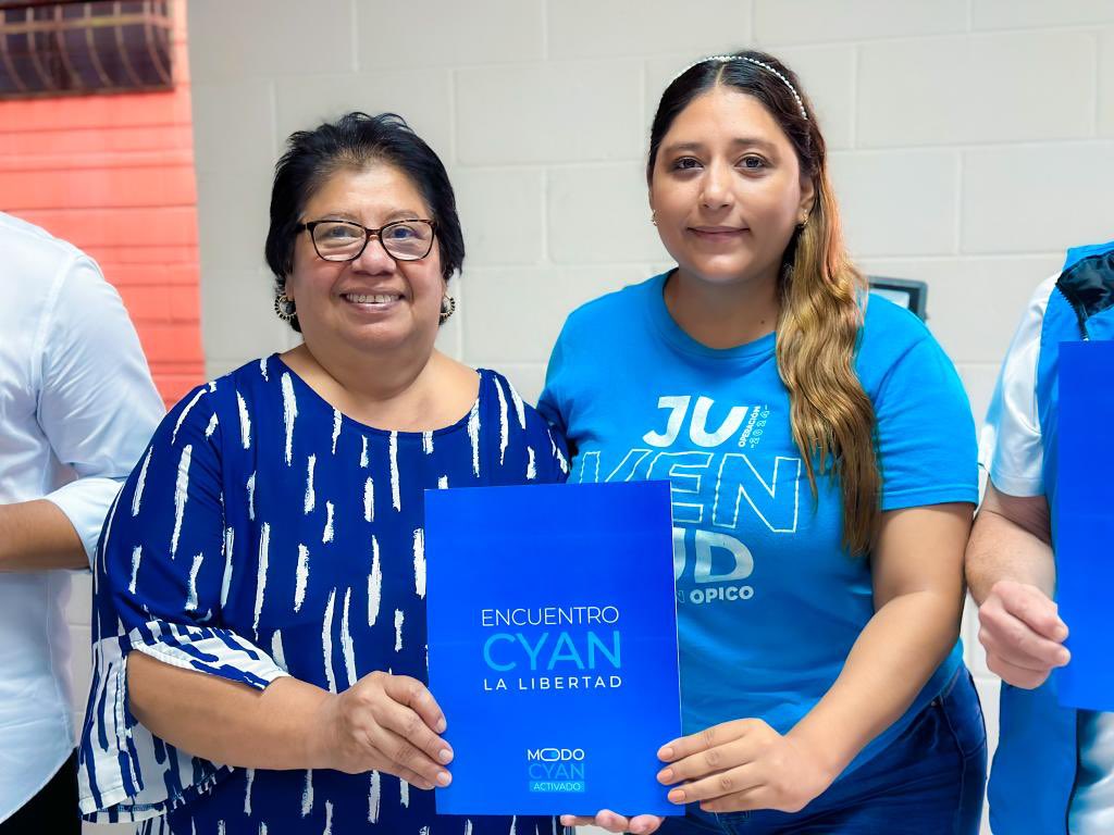 SandraYaniraSV's tweet photo. Agradezco la invitación y a la vez felicito al Secretario Departamental de Juventud, @DuvanCoreas, por su liderazgo. 

Reconozco y valoro el papel fundamental de la juventud en la transformación de nuestro país. 🇸🇻

#ModoCyan 💙 https://t.co/pD8TPW1Ryl